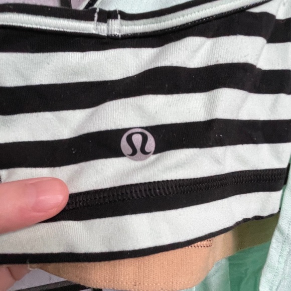 Lululemon tank with built in Bra sz: 8 - Picture 2 of 4
